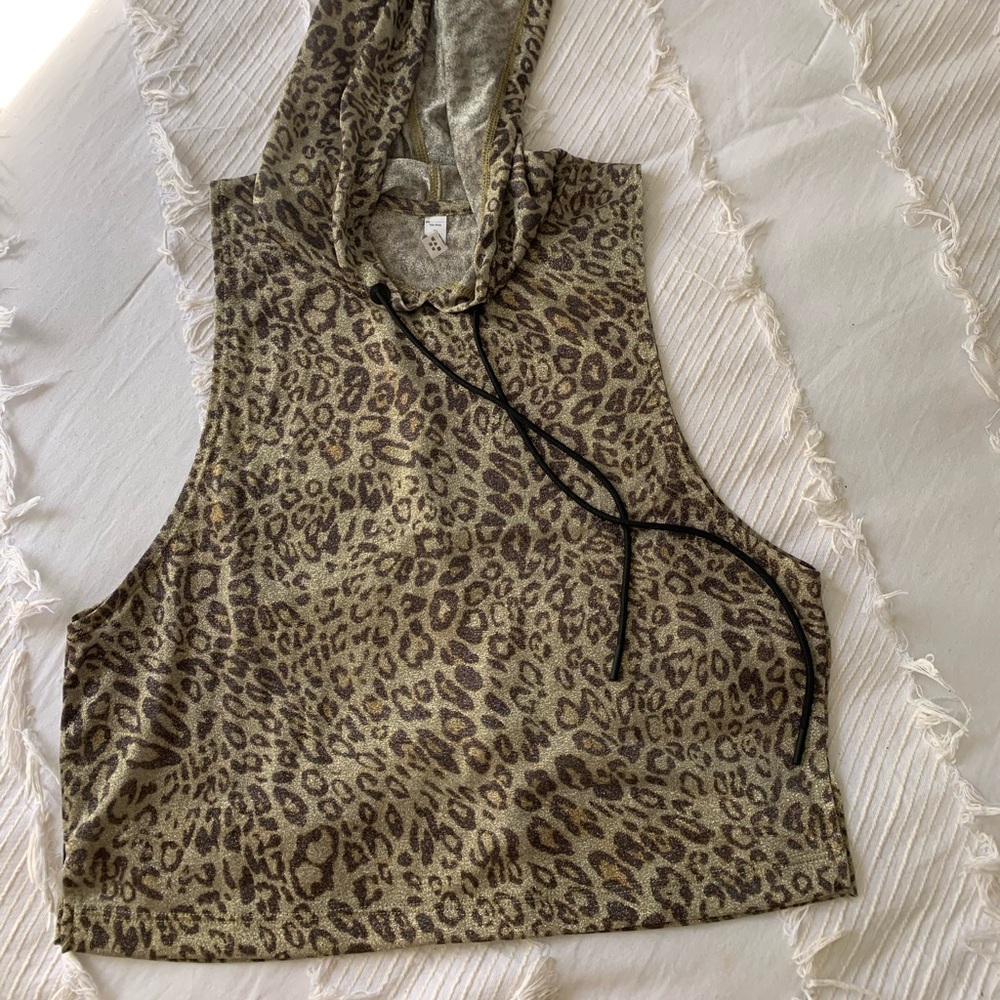 Zyia cropped hooded sleeveless tank